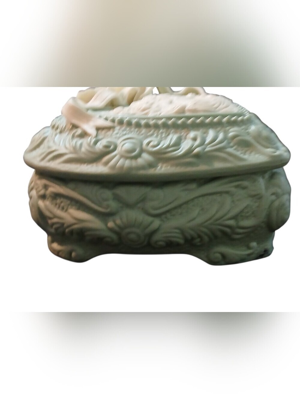 Vintage Ceramic & Faux Ivory Roses & Ladies Bust Jewelry Box Shaped Like A Heart - Picture 6 of 15